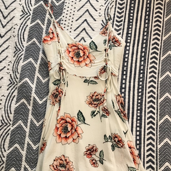 Forever 21 Tops - Forever 21 Flower spaghetti strap blouse